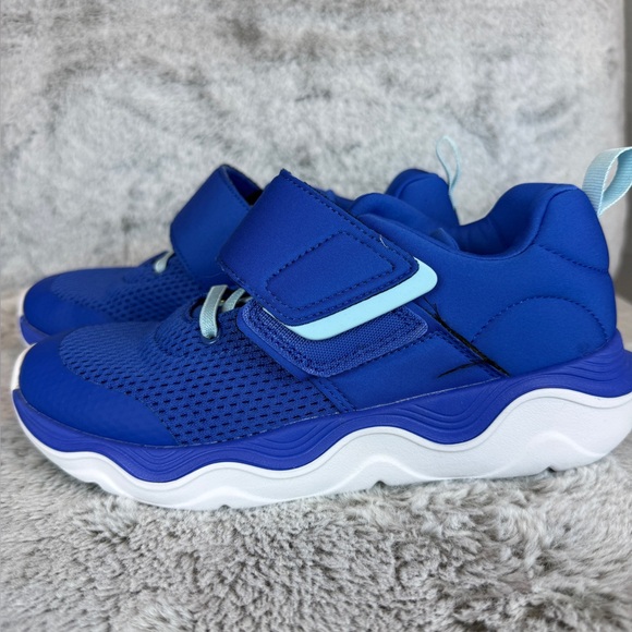 All in Motion Smooth Outsole Sneakers- Size 4 - Picture 6 of 10